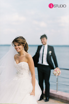 Пример укладки волос невесты на свадьбу